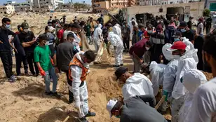 Imagen de archivo. La Defensa Civil Palestina recupera 50 cuerpos de una fosa común dentro del Hospital Nasser en Jan Yunis, Gaza.