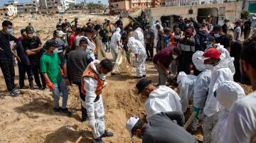 Imagen de archivo. La Defensa Civil Palestina recupera 50 cuerpos de una fosa común dentro del Hospital Nasser en Jan Yunis, Gaza.