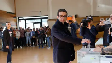  El candidato de EH Bildu a lehendakari Pello Otxandiano (c) ejerce su derecho al voto en un colegio electoral en Oxandio, Bizkaia.