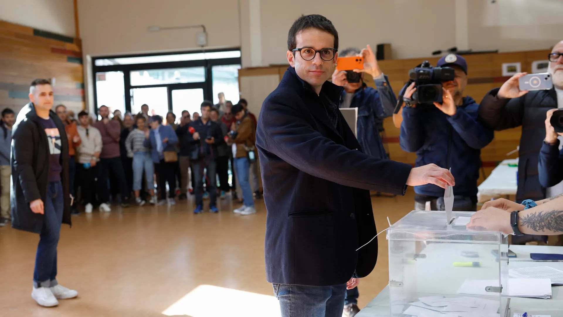 El candidato de EH Bildu a lehendakari Pello Otxandiano (c) ejerce su derecho al voto en un colegio electoral en Oxandio, Bizkaia.  El candidato de EH Bildu a lehendakari Pello Otxandiano (c) ejerce su derecho al voto en un colegio electoral en Oxandio, Bizkaia.