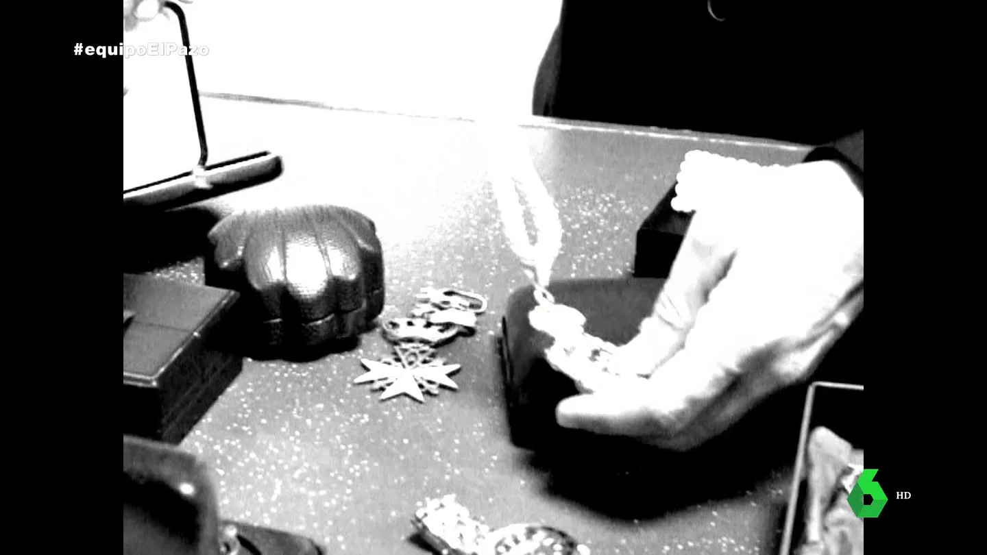 Jaime Peñafiel comenta el escándalo de Carmen Franco cuando la pillaron con un bolso lleno de monedas e insignias de oro: "Hay que ser tonta" Jaime Peñafiel comenta el escándalo de Carmen Franco cuando la pillaron con un bolso lleno de monedas e insignias de oro: "Hay que ser tonta"