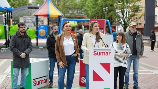 Alba García y Carmen Muñoz en un mitin de Sumar en la campaña de las elecciones vascas de 2024 en Sestao Alba García y Carmen Muñoz en un mitin de Sumar en la campaña de las elecciones vascas de 2024 en Sestao