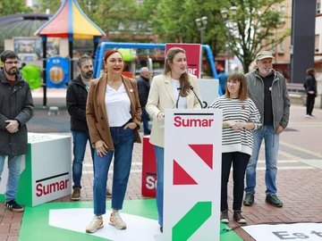 Alba García y Carmen Muñoz en un mitin de Sumar en la campaña de las elecciones vascas de 2024 en Sestao Alba García y Carmen Muñoz en un mitin de Sumar en la campaña de las elecciones vascas de 2024 en Sestao