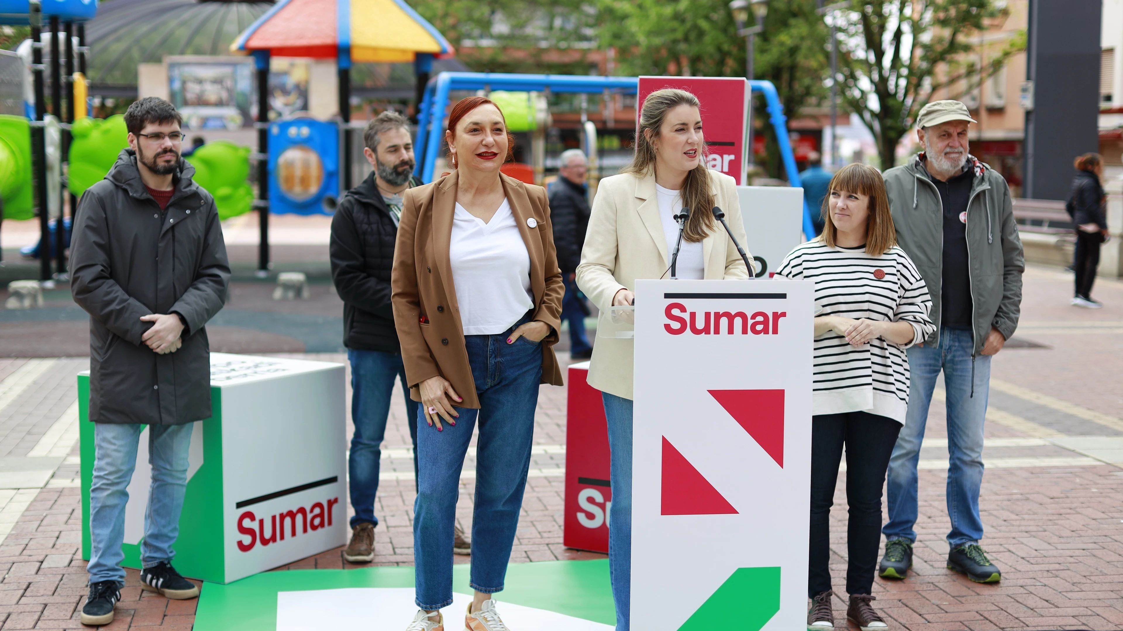 Alba García y Carmen Muñoz en un mitin de Sumar en la campaña de las elecciones vascas de 2024 en Sestao