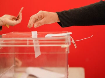Una persona votando en Euskadi en las eleccion 2024. 