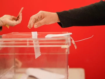Una persona votando en Euskadi en las eleccion 2024. Una persona votando en Euskadi en las eleccion 2024.