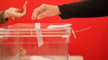 Una persona votando en Euskadi en las eleccion 2024. 