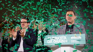 El candidato de EH Bildu a las elecciones en el País Vasco, Pello Otxandiano, y el Coordinador General del partido, Arnaldo Otegi