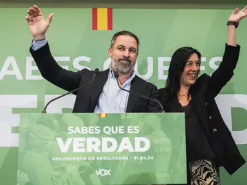 Santiago Abascal y su candidata para las elecciones vascas, Amaia Martínez