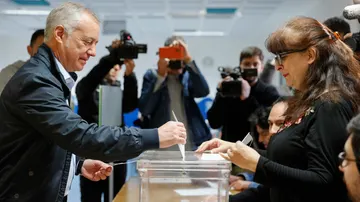 El lehendakari en funciones, Iñigo Urkullu, vota en las elecciones vascas.