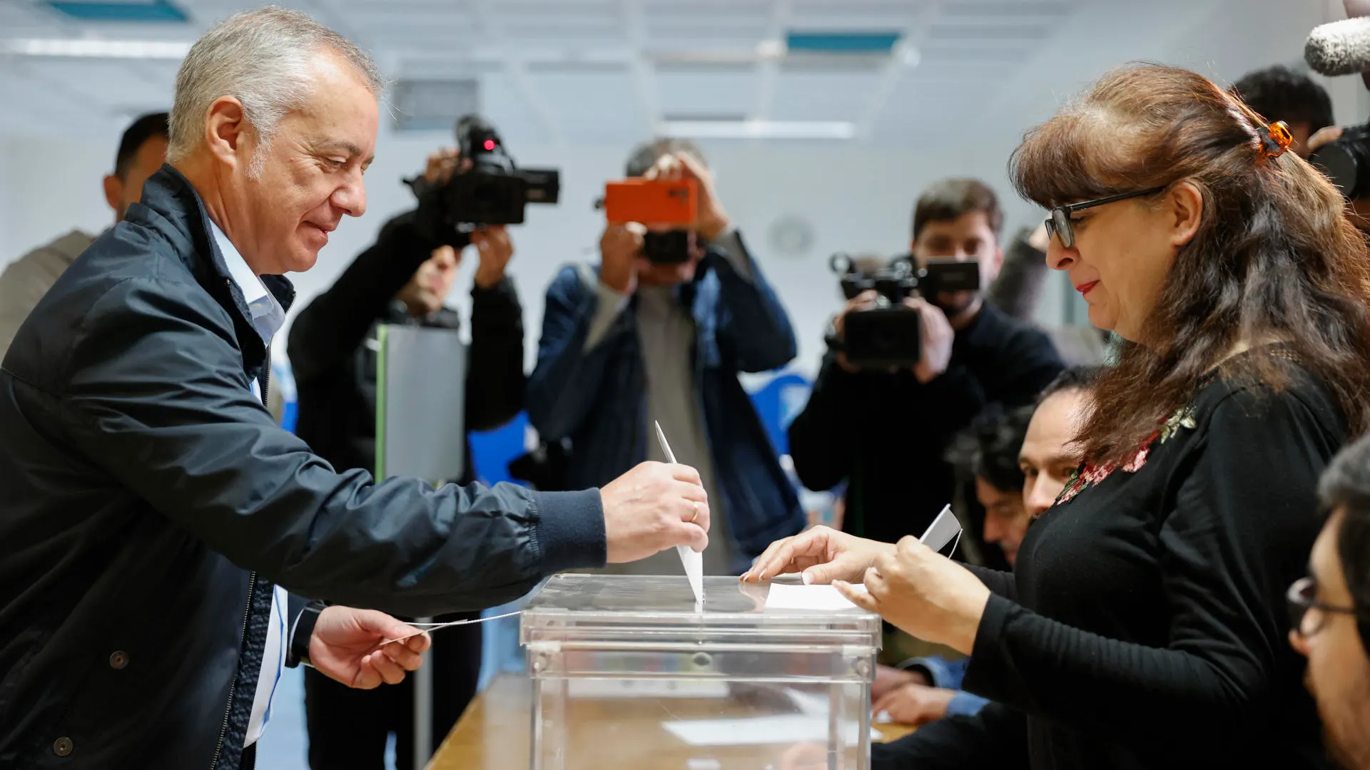 El lehendakari en funciones, Iñigo Urkullu, vota en las elecciones vascas. El lehendakari en funciones, Iñigo Urkullu, vota en las elecciones vascas.