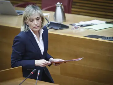 La consellera Elisa Núñez en el pleno de Les Corts.