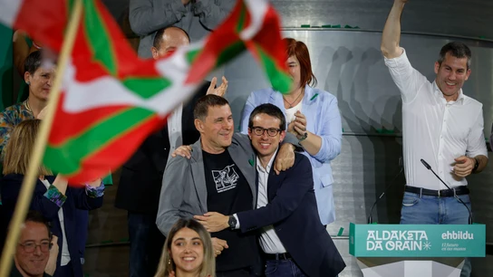 Arnaldo Otegi y Pello Otxandiano celebrando los resultados de EH Bildu en las elecciones vascas de 2024 Arnaldo Otegi y Pello Otxandiano celebrando los resultados de EH Bildu en las elecciones vascas de 2024