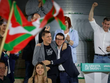 Arnaldo Otegi y Pello Otxandiano celebrando los resultados de EH Bildu en las elecciones vascas de 2024 Arnaldo Otegi y Pello Otxandiano celebrando los resultados de EH Bildu en las elecciones vascas de 2024