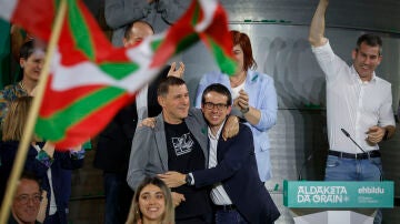 Arnaldo Otegi y Pello Otxandiano celebrando los resultados de EH Bildu en las elecciones vascas de 2024
