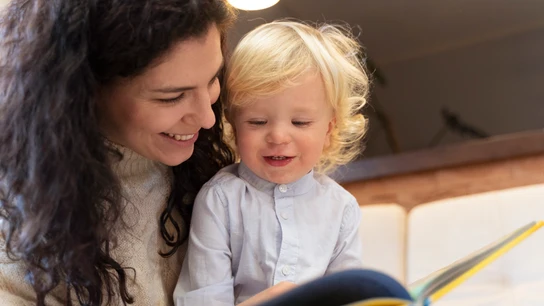 Una madre leyendo con su bebé. Una madre leyendo con su bebé.