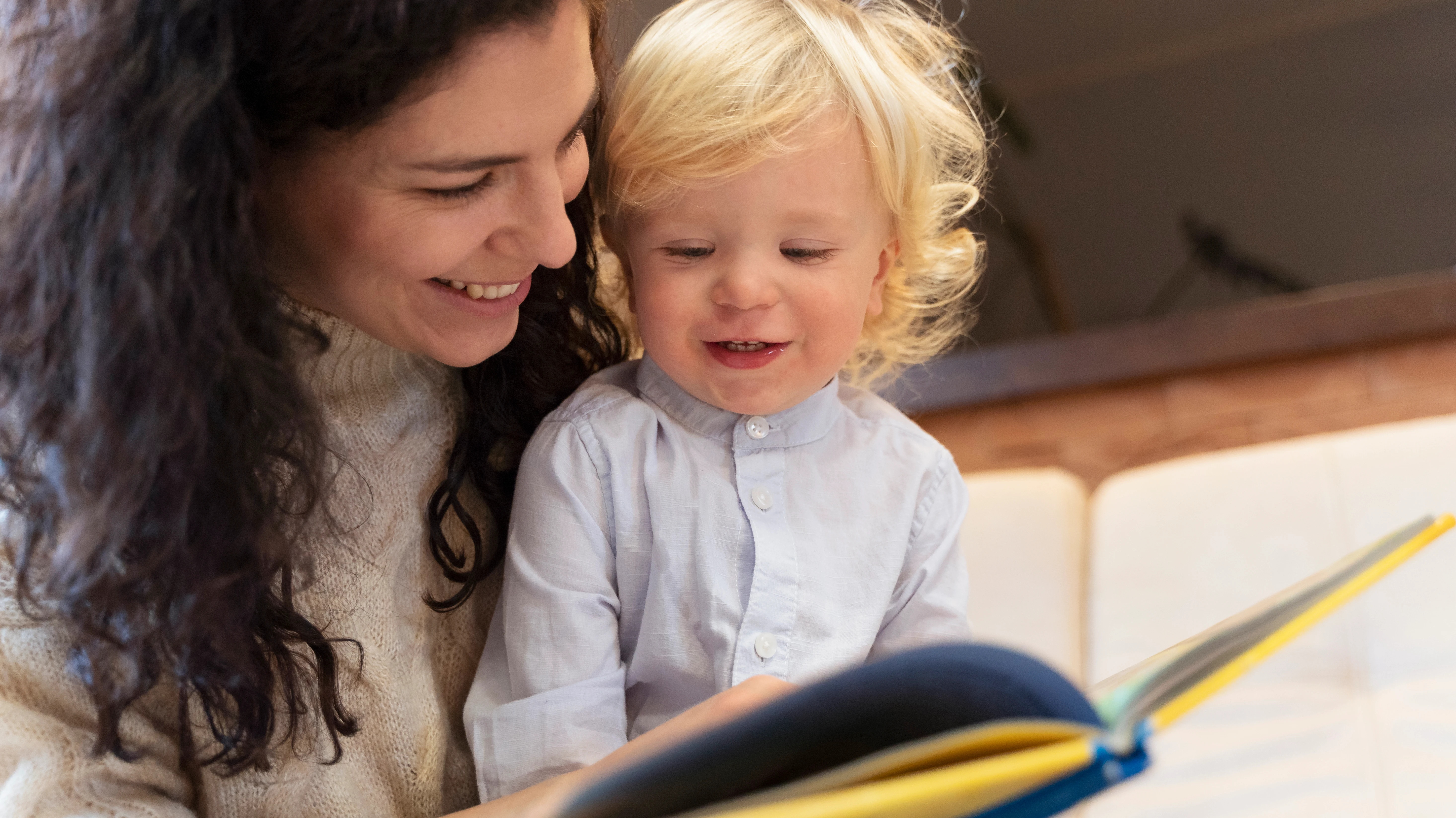 Una madre leyendo con su bebé.