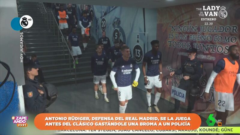 La broma viral de Rüdiger a un Policía Nacional durante el Real Madrid-Barça que termina con 'premio'