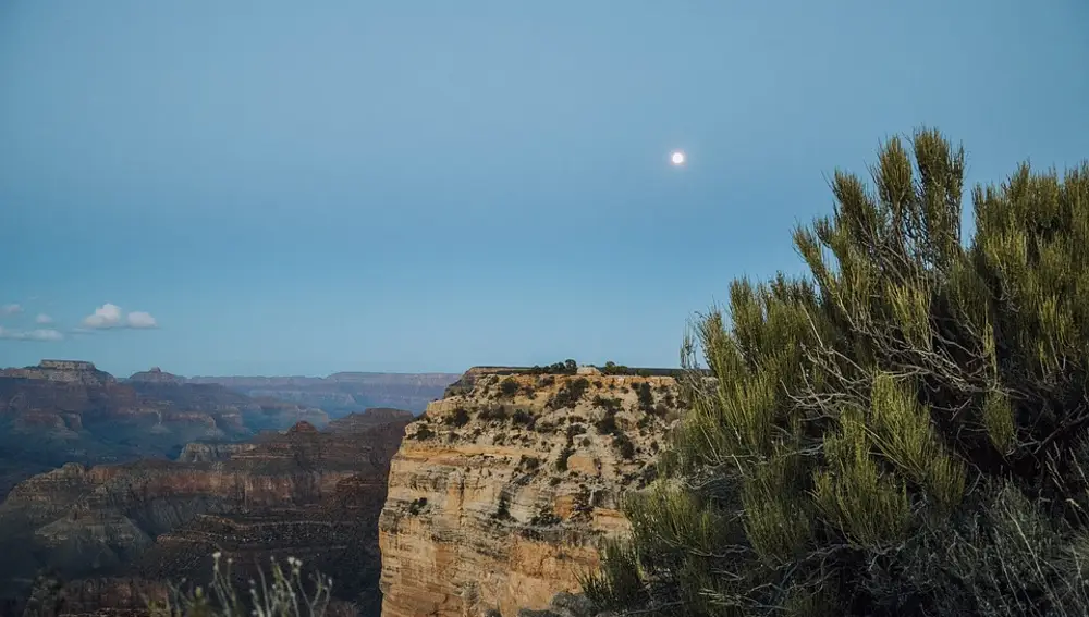 La luna sobre el Parque Nacional del Gran Cañón al anochecer