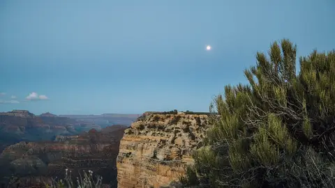 La luna sobre el Parque Nacional del Gran Cañón al anochecer La luna sobre el Parque Nacional del Gran Cañón al anochecer