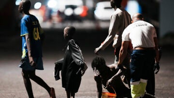 Imagen de menores migrantes no acompañados a su llegada a puerto