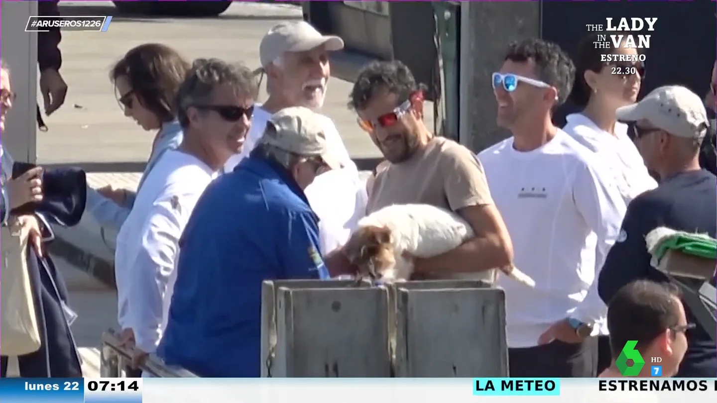 El vídeo viral del rey Juan Carlos con un perro en Sanxenxo: "¡Le ha reconocido!" El vídeo viral del rey Juan Carlos con un perro en Sanxenxo: "¡Le ha reconocido!"