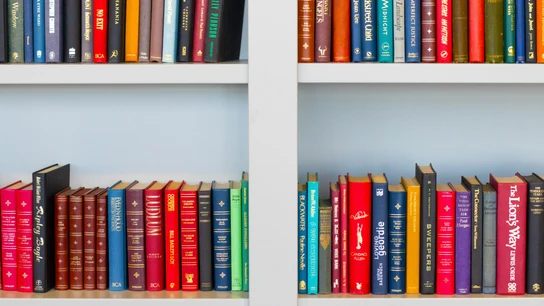 Una estantería llena de libros Una estantería llena de libros