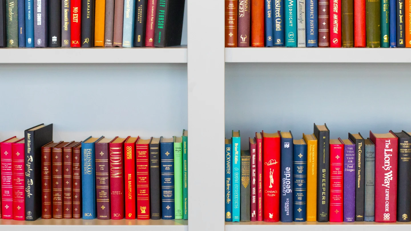 Una estantería llena de libros Una estantería llena de libros