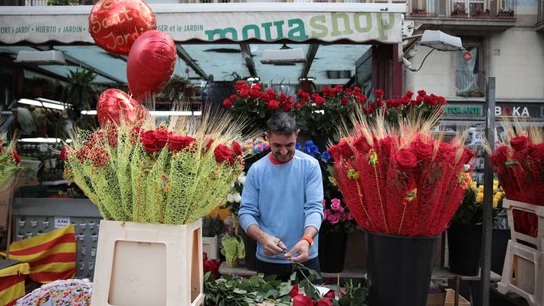 Un vendedor en un puesto de flores durante la celebración del Día Internacional del Libro , a 23 de abril de 2023, en Barcelona, Cataluña, (España). Un vendedor en un puesto de flores durante la celebración del Día Internacional del Libro , a 23 de abril de 2023, en Barcelona, Cataluña, (España).