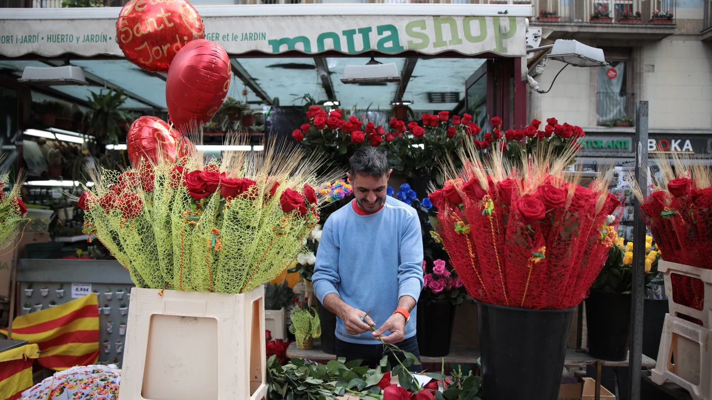 Un vendedor en un puesto de flores durante la celebración del Día Internacional del Libro , a 23 de abril de 2023, en Barcelona, Cataluña, (España). Un vendedor en un puesto de flores durante la celebración del Día Internacional del Libro , a 23 de abril de 2023, en Barcelona, Cataluña, (España).