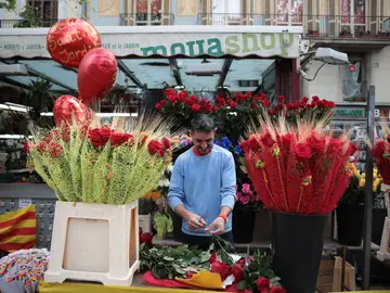 Un vendedor en un puesto de flores durante la celebración del Día Internacional del Libro , a 23 de abril de 2023, en Barcelona, Cataluña, (España). 