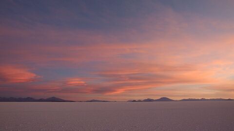 Atardecer nublado en el Salar de Uyuni, en Bolivia