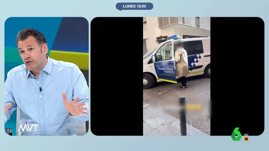 Iñaki López reacciona al ver a una mujer colarse en dos coches de la Guardia Urbana Más Vale Tarde analiza el surrealista suceso ocurrido en Barcelona, donde una mujer se ha grabado colándose en dos coches de la Guardia Urbana y arrancarlos. "Está como una cabra, está colocada...", teoriza Bea de Vicente en este vídeo.