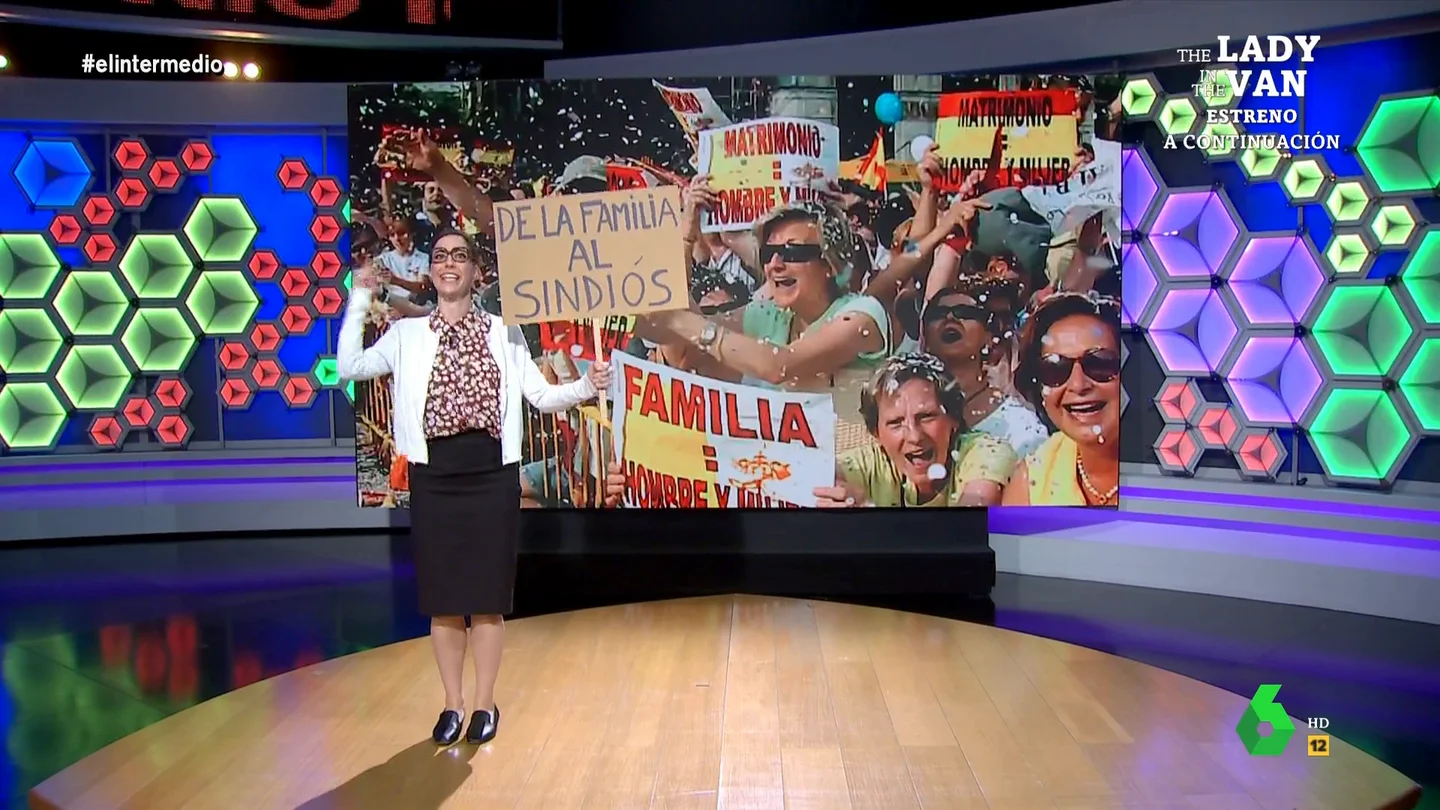 Cristina Gallego, la 'última manifestante' contra el matrimonio homosexual Con motivo del 19 aniversario de la ley de matrimonio igualitario, Cristina Gallego recuerda en este vídeo cómo fue la furibunda oposición del Partido Popular y la Iglesia a la ley que permitió el matrimonio entre personas del mismo sexo.