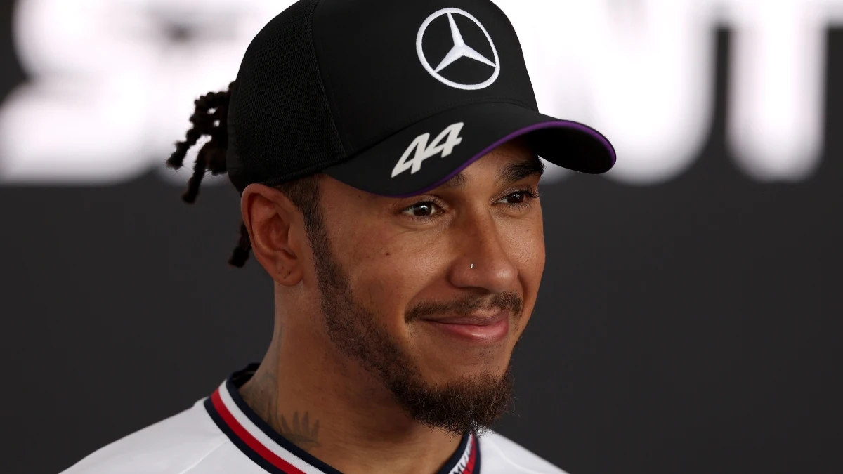 Lewis Hamilton, sonriendo