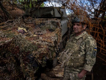 Un militar ucraniano de la 22.ª Brigada Mecanizada Separada se encuentra cerca de un obús autopropulsado en una posición de artillería en las afueras de Chasiv Yar.