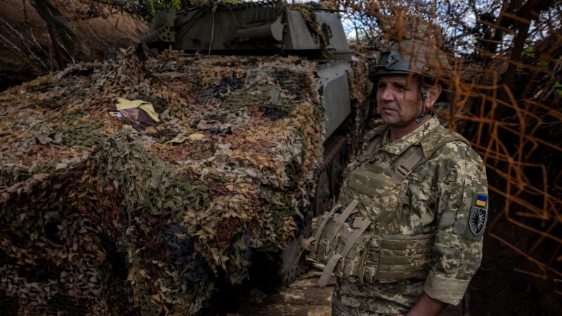 Un militar ucraniano de la 22.ª Brigada Mecanizada Separada se encuentra cerca de un obús autopropulsado en una posición de artillería en las afueras de Chasiv Yar.