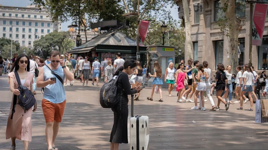 Varias personas pasean por Las Ramblas, a 30 de junio de 2023, en Barcelona, Cataluña (España). Varias personas pasean por Las Ramblas, a 30 de junio de 2023, en Barcelona, Cataluña (España).