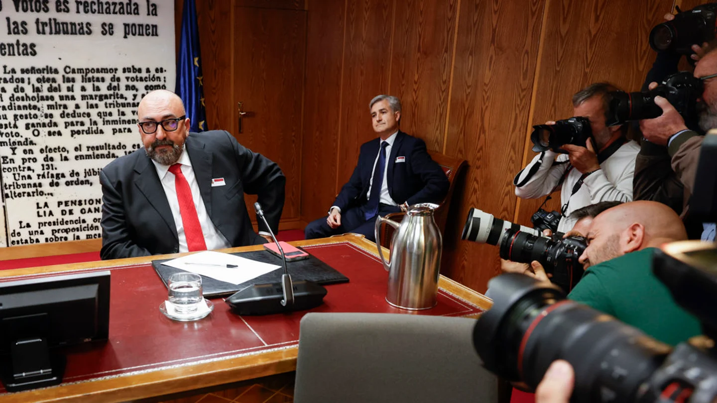 Koldo García (i), que fuera asesor del exministro José Luis Ábalos, a su llegada para comparecer ante la comisión del Senado por su imputación en la presunta trama de corrupción por la compraventa de mascarillas durante la pandemia, este lunes, en la Cámara Alta. Koldo García (i), que fuera asesor del exministro José Luis Ábalos, a su llegada para comparecer ante la comisión del Senado por su imputación en la presunta trama de corrupción por la compraventa de mascarillas durante la pandemia, este lunes, en la Cámara Alta. /EFE/ J.J. Guillén