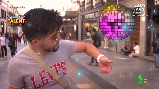 Un chico desvela su extraño talento moviendo el dedo y pide trabajo en El Intermedio Raperos, cantantes, genios de las matemáticas o una subcampeona de España se dan cita en esta nueva edición del 'Street Talent' de El Intermedio, donde el talento más raro se lo lleva un chico que puede "mover el dedo y que parezca un gusano".