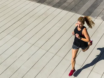 mujer corriendo mujer corriendo