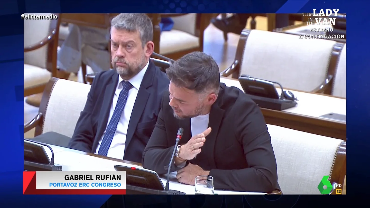 Dani Mateo, sobre Gabriel Rufián en una comisión de investigación: "Es como ver a Shakira con la Declaración de la Renta, sabes que te la va a liar" Dani Mateo, sobre Gabriel Rufián en una comisión de investigación: "Es como ver a Shakira con la Declaración de la Renta, sabes que te la va a liar"