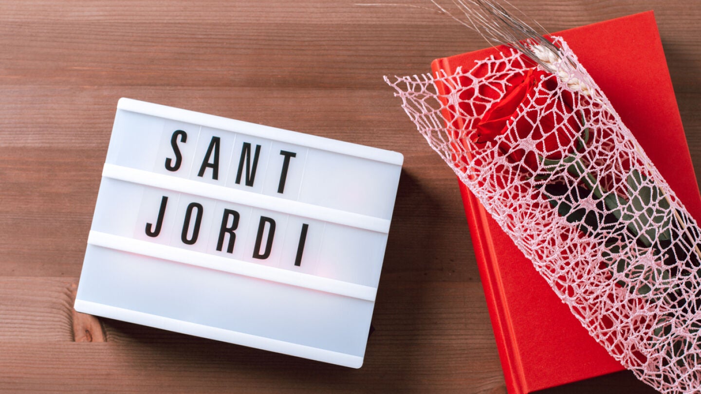 Sant Jordi y una rosa y un libro