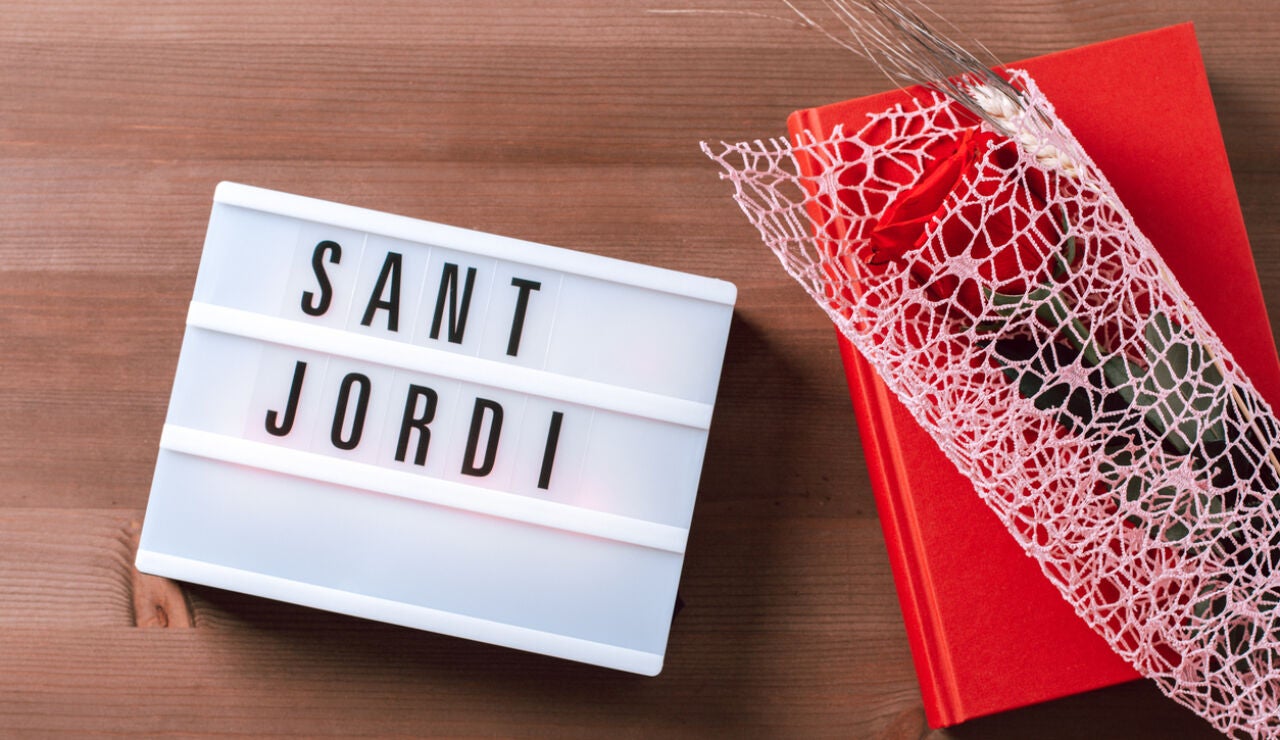 Sant Jordi y una rosa y un libro