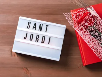 Sant Jordi y una rosa y un libro Sant Jordi y una rosa y un libro