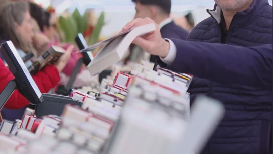 Una de las paradas literarias del día de Sant Jordi 2024 Una de las paradas literarias del día de Sant Jordi 2024