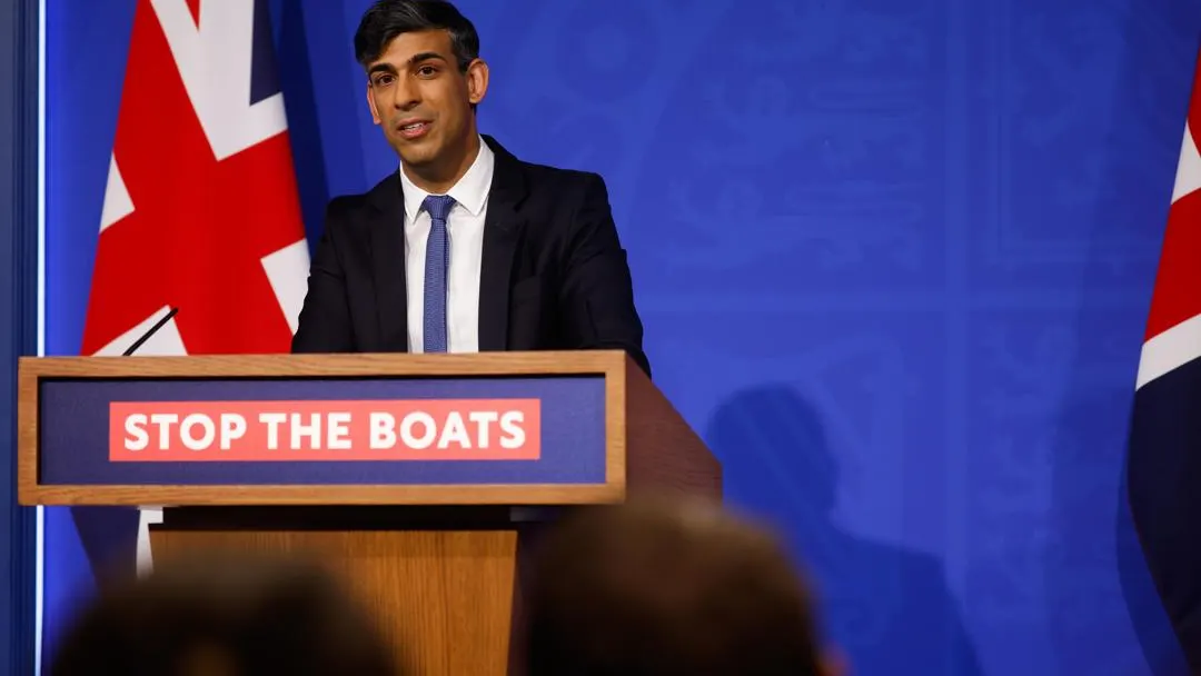 El primer ministro británico, Rishi Sunak, durante una rueda de prensa sobre su emblemática política de migración a Ruanda