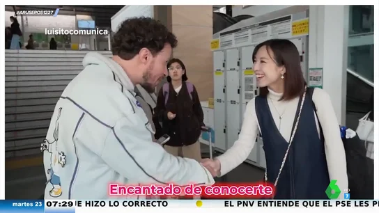 Un youtuber se 'alquila' una novia en Japón: "Puedo cogerle de la mano o sostener el brazo" Un youtuber se 'alquila' una novia en Japón: "Puedo cogerle de la mano o sostener el brazo"