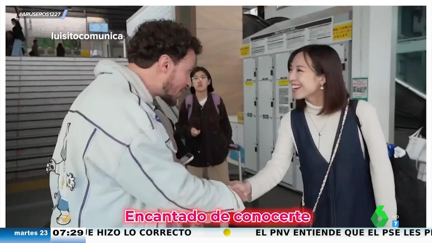 Un youtuber se 'alquila' una novia en Japón: "Puedo cogerle de la mano o sostener el brazo" Un youtuber se 'alquila' una novia en Japón: "Puedo cogerle de la mano o sostener el brazo"