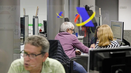 Imagen de archivo de varias personas atendidas en la Agencia Tributaria. Imagen de archivo de varias personas atendidas en la Agencia Tributaria.